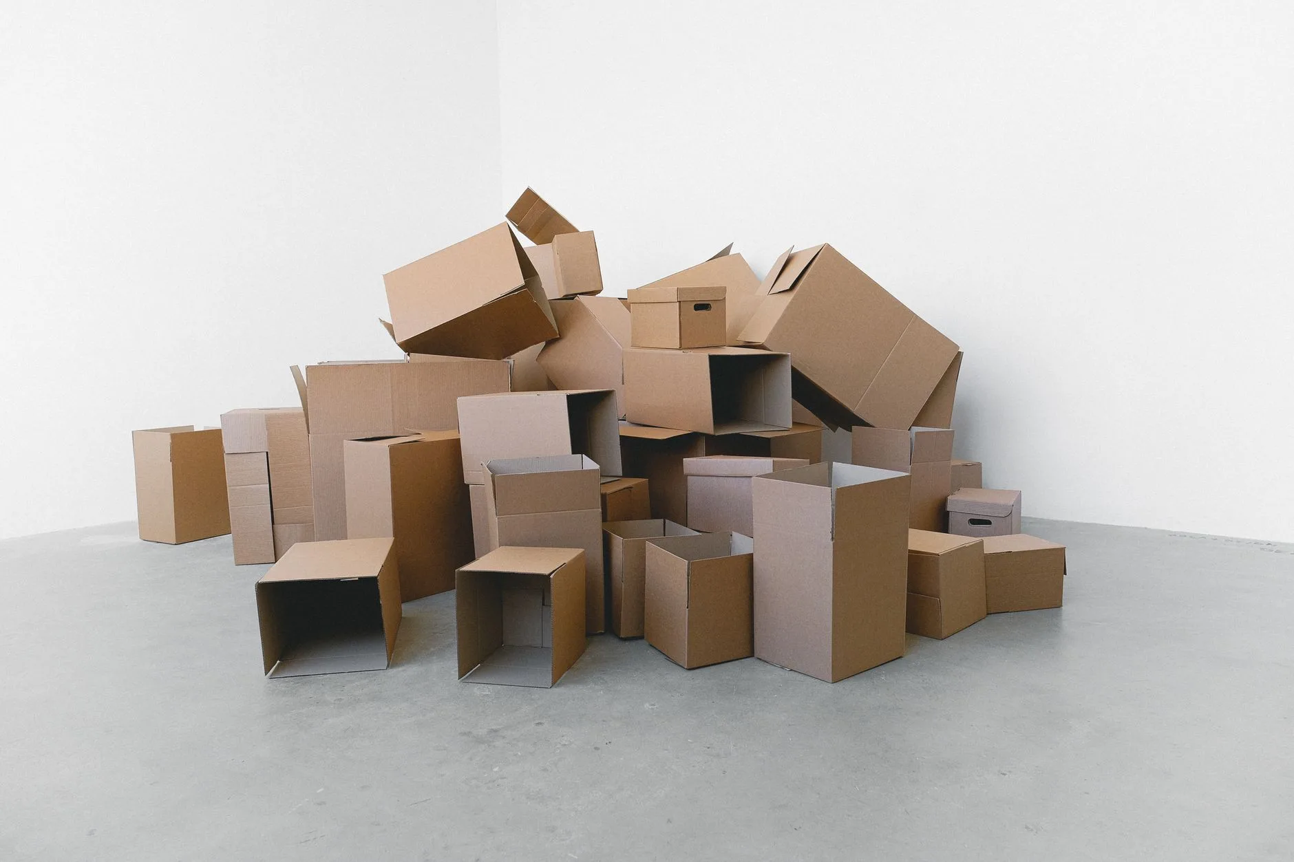 Cartons et objets prêts pour un débarras d'appartement